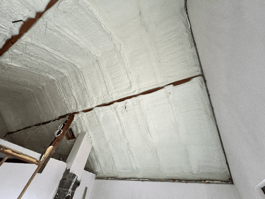 Jak przebiega profesjonalne ocieplanie pianką PUR?