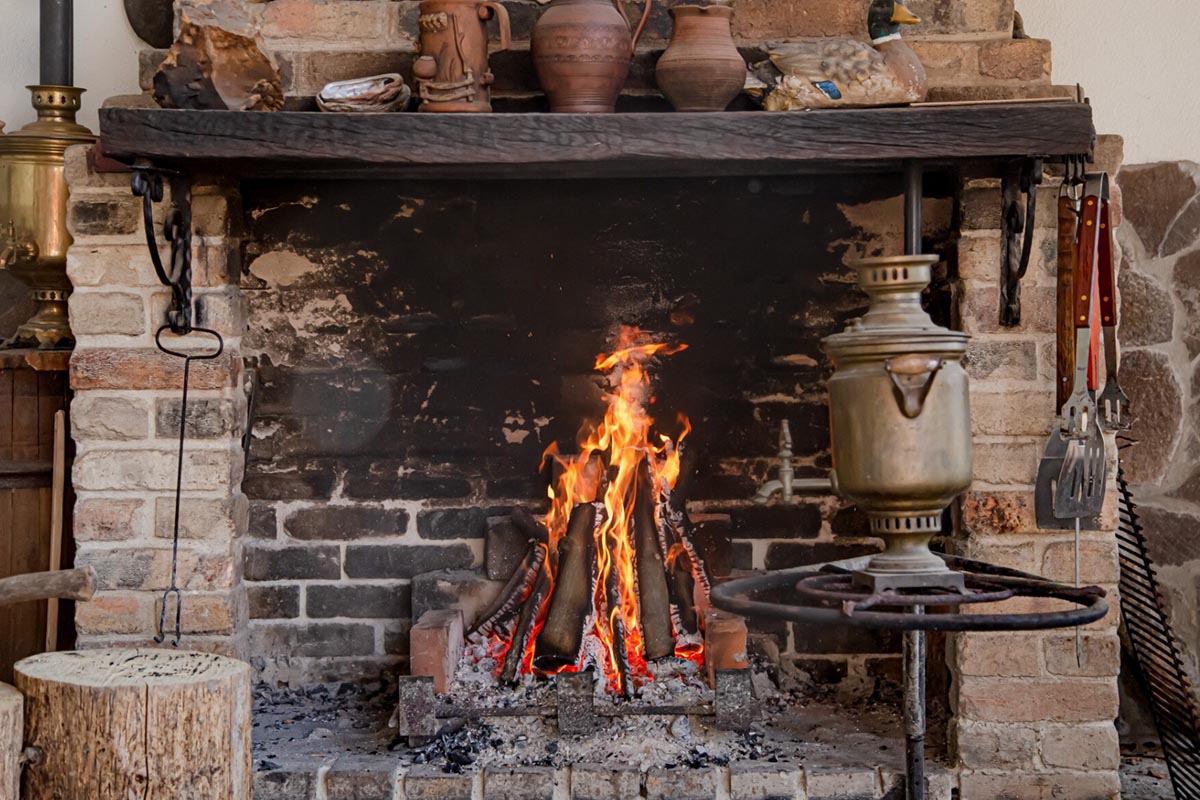 Nowe ograniczenia dla kominków na drewno w domach – co zmieniają przepisy