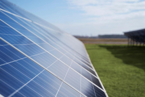 Grunty pod instalacje fotowoltaiczne – jaką działkę wybrać, odrolnić i wydzierżawić w 2025 roku