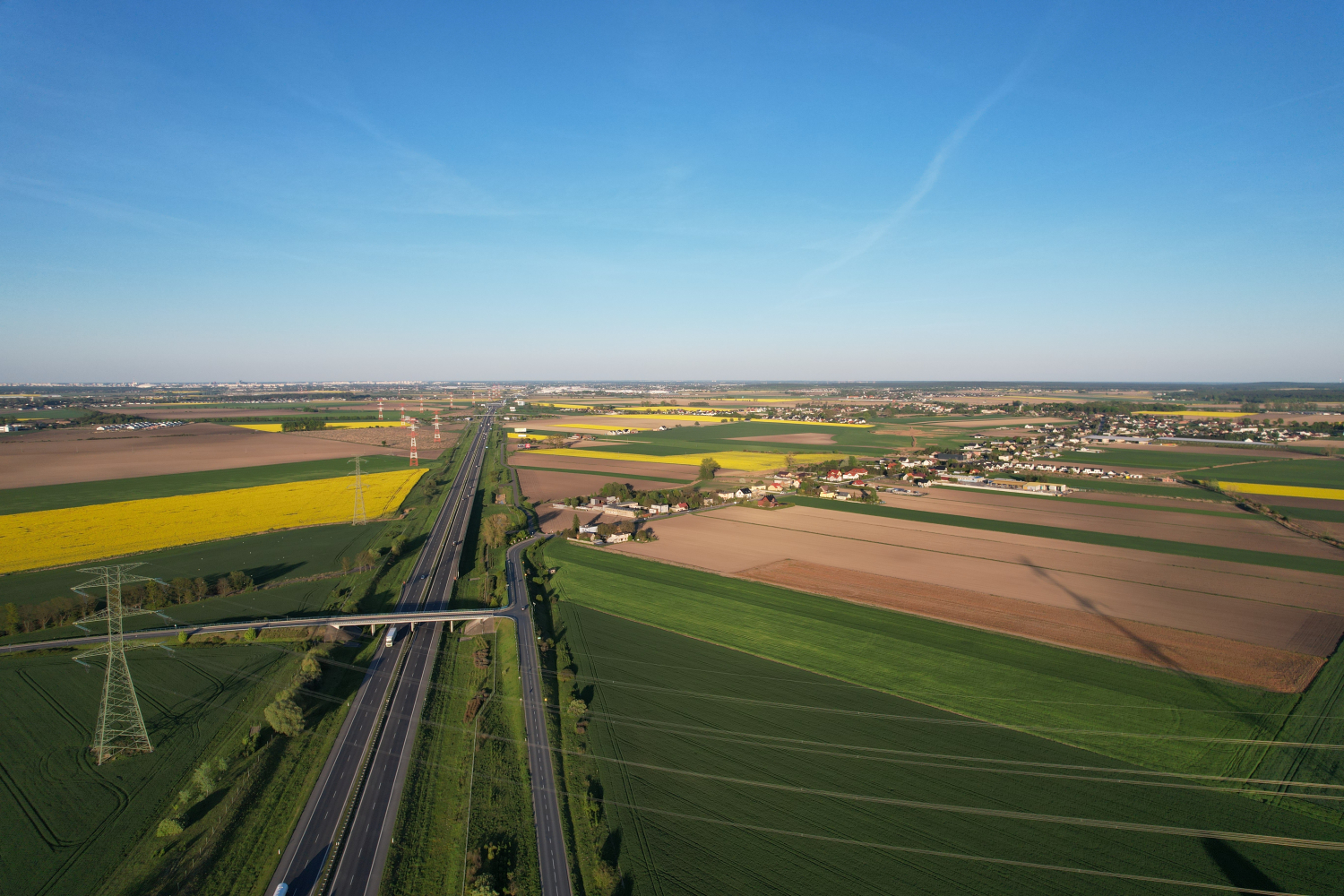 Masz słup energetyczny na działce? Zmiany po wyroku TK otwierają drogę do roszczeń dla właścicieli działek.