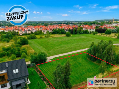 Płaska słoneczny ogród w pobliżu las i jezioro - Straszyn  - Pomorskie
