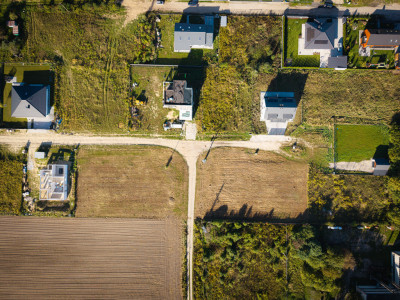 Może i nie ma małpki z maskotką ale działka fajna - Rąbień  - Łódzkie